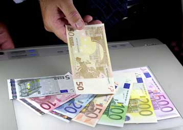 Σοβαρό πρόβλημα υπερχρέωσης έχουν τα ελληνικά νοικοκυριά, επισημαίνει το ΙΝΚΑ