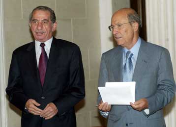 Σε ετοιμότητα για νέες συνομιλίες υπό την αιγίδα του ΟΗΕ, δήλωσαν Σημίτης – Παπαδόπουλος