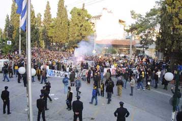 Συμπλοκές ανάμεσα σε οπαδούς της ΑΕΚ και ΜΑΤ έξω από το δημαρχείο Νέας Φιλαδέλφειας
