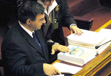 Στην Επιτροπή Οικονομικών της Βουλής ο προϋπολογισμός του 2004