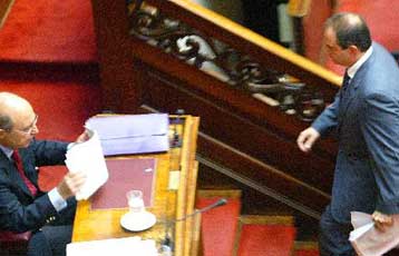 Προεκλογική ατμόσφαιρα και υψηλές εντάσεις στη Βουλή για την οικονομία