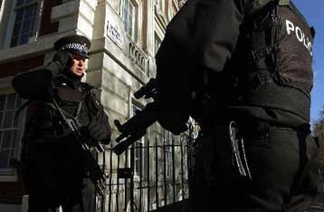 Συλλήψεις δύο υπόπτων στη Βρετανία για τρομοκρατική δράση