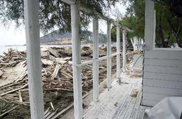 Προς κατεδάφιση οι αυθαίρετες κατασκευές μπροστά από κέντρο διασκέδασης στη Βούλα