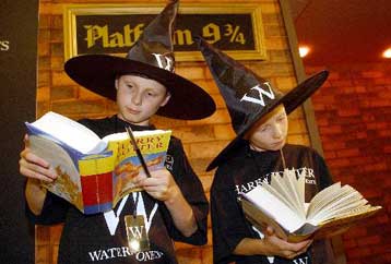 Με ξενύχτι και χάπενινγκ υποδέχεται η Ελλάδα τον πέμπτο «Χάρι Πότερ»