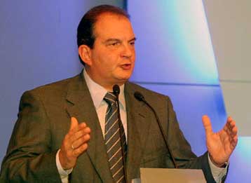 Η κυβέρνηση «αγοράζει κομματικό χρόνο σε βάρος του τόπου» κατήγγειλε ο Κ.Καραμανλής