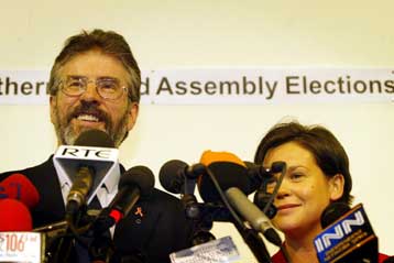 «Σκληροί» προτεστάντες και Σιν Φέιν προηγούνται στις εκλογές της Β.Ιρλανδίας