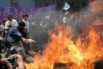 Ένας νεκρός και δεκάδες τραυματίες σε συγκρούσεις διαδηλωτών – αστυνομίας στο Περού