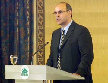 Με αιχμές κατά Χριστοδουλάκη και Χρυσοχοΐδη, ο Νεονάκης δηλώνει «παρών» στις εκλογές