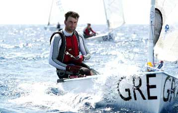 Το βραβείο του fair play στα χέρια του Αιμίλιου Παπαθανασίου