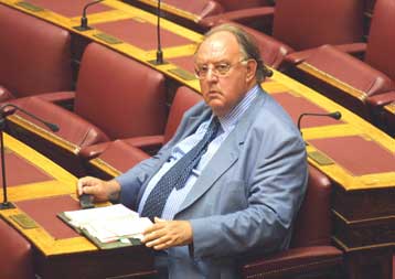 Πεισματάρης και μαχητικός ο Σημίτης, ακατάλληλος ο Καραμανλής λέει ο Θ.Πάγκαλος