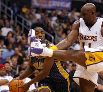 «Στοπ» στο αήττητο σερί των Πέισερς έβαλαν οι Λέικερς με το ευρύ 99-77