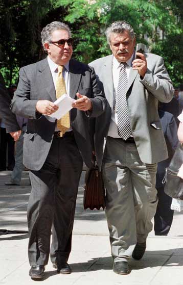 Τη χαμένη της… διαφάνεια αναζητά η ελληνική πολιτική σκηνή