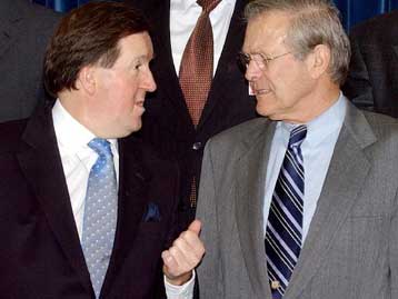 Ευρωπαϊκή άμυνα μη ανταγωνιστική του ΝΑΤΟ, αξιώνουν Ρόμπερτσον και Ράμσφελντ