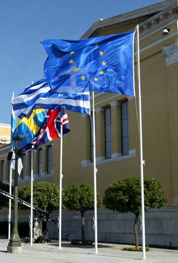 Δέκα νέα μέλη και ένα σχέδιο Συντάγματος για την ευρωπαϊκή οικογένεια