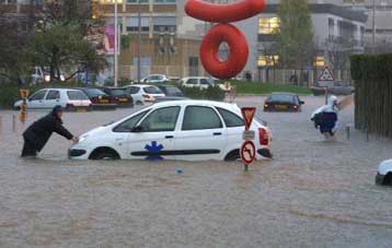Πέντε νεκροί και 4.000 άστεγοι από τις καταστροφικές πλημμύρες στη Γαλλία