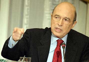 Παρών στις εκλογές για νίκη του ΠΑΣΟΚ δηλώνει ο Κ.Σημίτης, απαντώντας στα περί διαδοχής