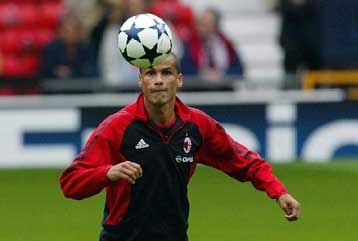 Προτάσεις από τρεις συλλόγους της premiership εξετάζει ο Ριβάλντο