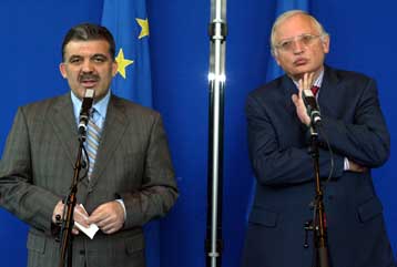 Σκληρές επικρίσεις Φερχόιγκεν για τον χειρισμό του Κυπριακού από την Τουρκία