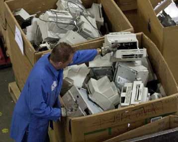 Απειλή για το περιβάλλον οι ηλεκτρικές συσκευές που καταλήγουν στα σκουπίδια