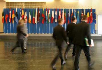 Ευρωπαϊκό Σύνταγμα και άμυνα απασχολούν κυβέρνηση και αντιπολίτευση