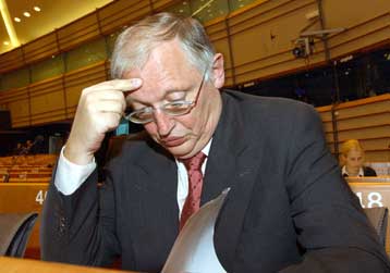 «Όχι» Φερχόιγκεν προς Αγκυρα επειδή έχει παράνομα στρατεύματα σε χώρα της ΕΕ