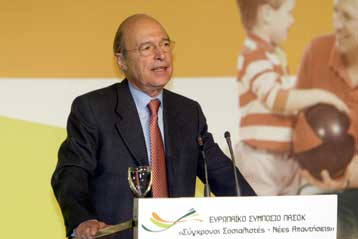 Αυταρχισμό και διακρίσεις καταλόγισε ο Κώστας Σημίτης στην ευρωπαϊκή κεντροδεξιά