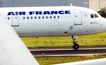 Περιπέτεια στο «Ελ.Βενιζέλος» κατά την επιστροφή του Κώστα Καραμανλή από τη Γαλλία