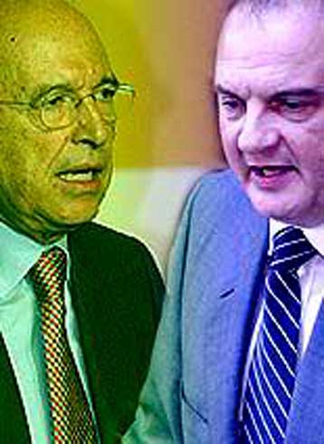 Ανεβαίνει το πολιτικό θερμόμετρο, με το βλέμμα στις εκλογές του 2004