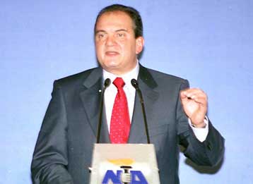 Ανοιγμα Καραμανλή στους ψηφοφόρους όλων των κομμάτων και απάντηση στα περί δεξιάς