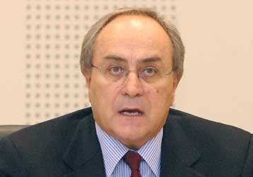 Ο Κ.Σημίτης αναζητά φόρμουλα αποχώρησης πριν από τις εκλογές, κατά τον Ν.Κωνσταντόπουλο