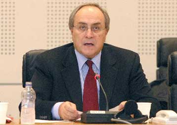 Τερματισμό της «επικοινωνιακής διαχείρισης» της υπόθεσης 17Ν, ζητά ο Ν.Κωνσταντόπουλος