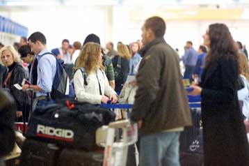 Συνεχίζουν τις κινητοποιήσεις τους οι ιπτάμενοι συνοδοί – φροντιστές της ΟΑ