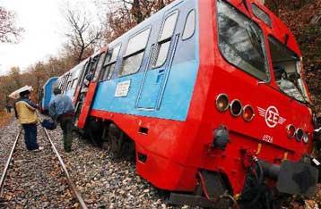 Στους 35 οι τραυματίες από εκτροχιασμό αμαξοστοιχίας του ΟΣΕ έξω από τη Μεγαλόπολη