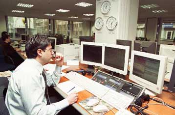 Υποχωρεί το ευρώ εν μέσω φημών για παρέμβαση της Τράπεζας της Ιαπωνίας