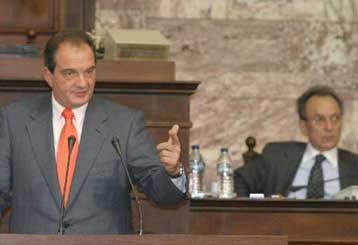 «Πρωθυπουργική» εμφάνιση Καραμανλή στην Κοινοβουλευτική Ομάδα της ΝΔ