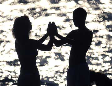 Οι όμορφες γυναίκες κάνουν όντως τους άνδρες να «χάνουν τα λογικά τους»