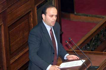 Αντιπαράθεση κυβέρνησης – ΝΔ με αφορμή το νομοσχέδιο του ΥΠΕΧΩΔΕ για τα αυθαίρετα