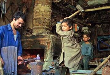 Μεροκάματο αντί για εκπαίδευση, για 150.000 Ελληνόπουλα