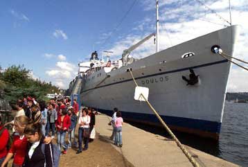 Στον Πειραιά το μεγαλύτερο πλωτό βιβλιοπωλείο του κόσμου