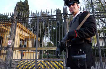 Έκρηξη οχήματος μπροστά από συναγωγή στην ιταλική πόλη της Μοντένα