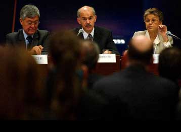 Την ανάγκη δημιουργίας κοινωνίας των πολιτών στο Διαδίκτυο επισήμανε ο Γ.Παπανδρέου