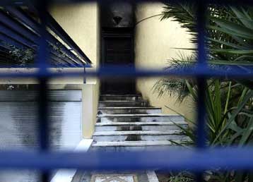 Μόνο μικρές υλικές ζημιές από την επίθεση με γκαζάκια έξω από σπίτι πρωτοδίκη