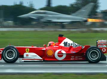 Ferrari με οδηγό τον Σουμάχερ αναμετράται με το Eurofighter σε αγώνα ταχύτητας