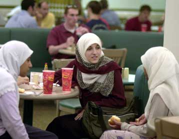 Προς απαγόρευση χαρακτηριστικά θρησκευτικά σύμβολα στα γαλλικά σχολεία