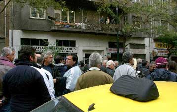 Συνεχίζουν την απεργία τους επ αόριστον οι ιδιοκτήτες ταξί