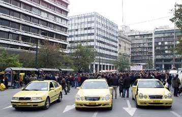 Κυκλοφοριακό κομφούζιο στην Αθήνα λόγω της πορείας διαμαρτυρίας των ιδιοκτητών ταξί