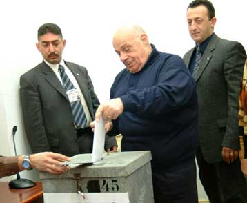 Θα παραμείνει «πρόεδρος» δηλώνει ο Ντενκτάς – Αισιοδοξεί για νίκη η αντιπολίτευση