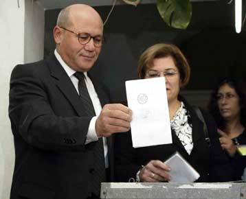 Οριακό προβάδισμα της τουρκοκυπριακής αντιπολίτευσης στις εκλογές στην κατεχόμενη Κύπρο