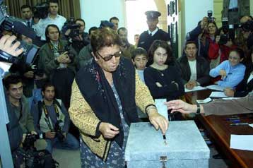 Έδαφος για τη διπλωματία «βλέπει» η Αθήνα μετά τις «εκλογές» στην κατεχόμενη Κύπρο