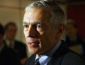 Ο στρατηγός Ουέσλι Κλαρκ καταθέτει στη δίκη Μιλόσεβιτς στη Χάγη